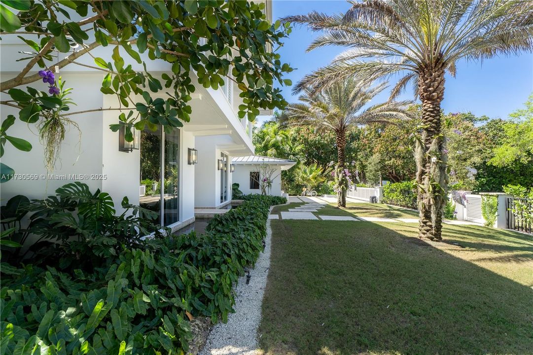 Vendido Recientemente: $6,595,000 (6 camas, 6 baños, 6026 Pies cuadrados)
