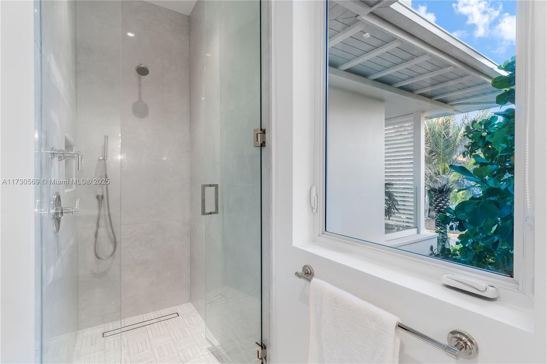 Vendido Recientemente: $6,595,000 (6 camas, 6 baños, 6026 Pies cuadrados)