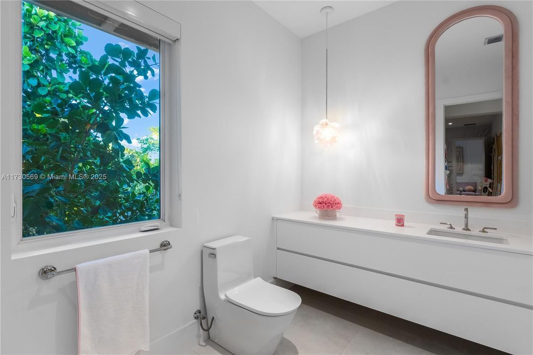 Vendido Recientemente: $6,595,000 (6 camas, 6 baños, 6026 Pies cuadrados)