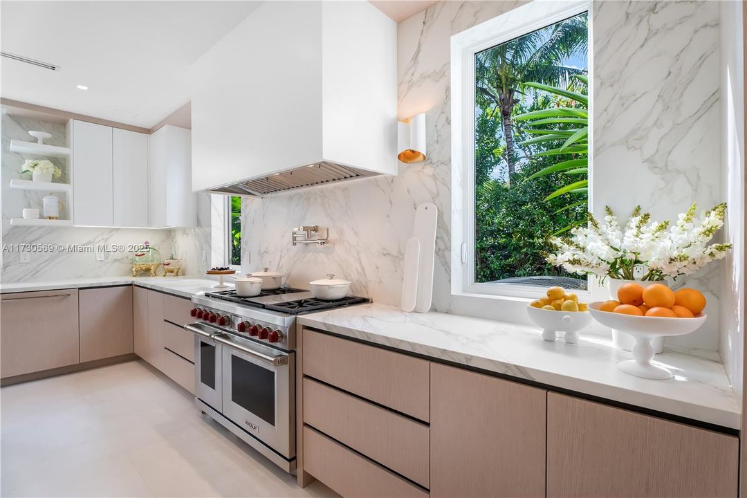 Vendido Recientemente: $6,595,000 (6 camas, 6 baños, 6026 Pies cuadrados)