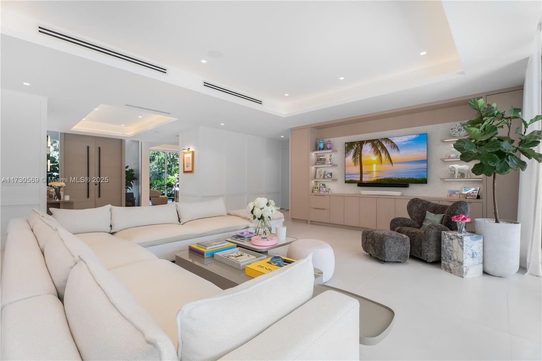 Vendido Recientemente: $6,595,000 (6 camas, 6 baños, 6026 Pies cuadrados)