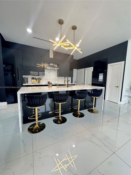 Vendido Recientemente: $1,022,000 (5 camas, 4 baños, 3773 Pies cuadrados)