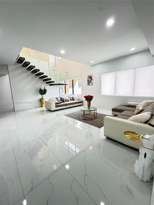 Vendido Recientemente: $1,022,000 (5 camas, 4 baños, 3773 Pies cuadrados)