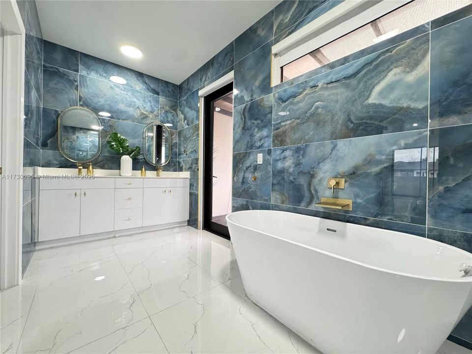 Vendido Recientemente: $1,022,000 (5 camas, 4 baños, 3773 Pies cuadrados)