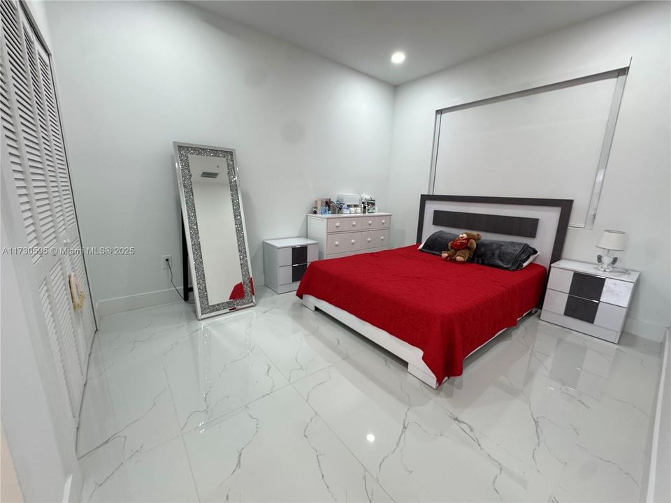 Vendido Recientemente: $1,022,000 (5 camas, 4 baños, 3773 Pies cuadrados)