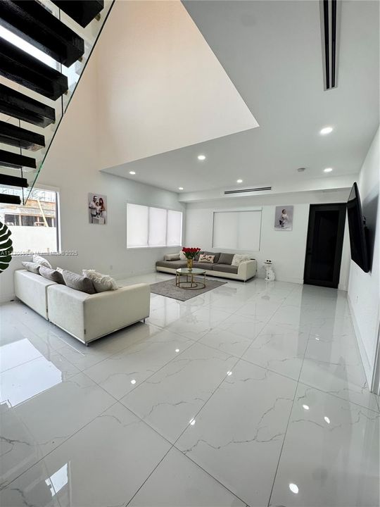 Vendido Recientemente: $1,022,000 (5 camas, 4 baños, 3773 Pies cuadrados)