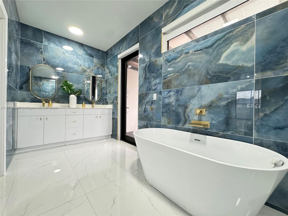 Vendido Recientemente: $1,022,000 (5 camas, 4 baños, 3773 Pies cuadrados)