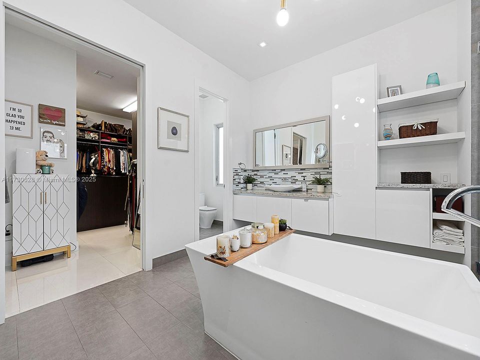 Recently Sold: $1,695,000 (5 beds, 6 baths, 4287 Square Feet)