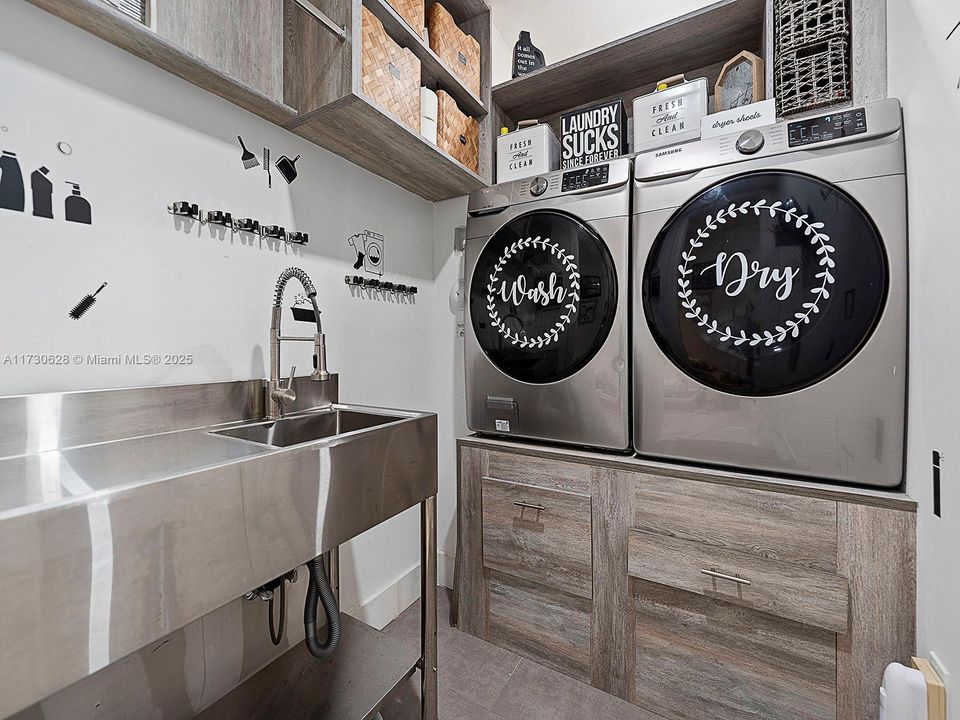 Recently Sold: $1,695,000 (5 beds, 6 baths, 4287 Square Feet)