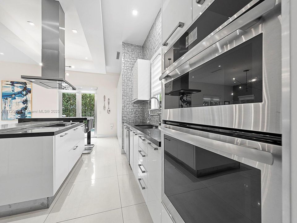 Recently Sold: $1,695,000 (5 beds, 6 baths, 4287 Square Feet)