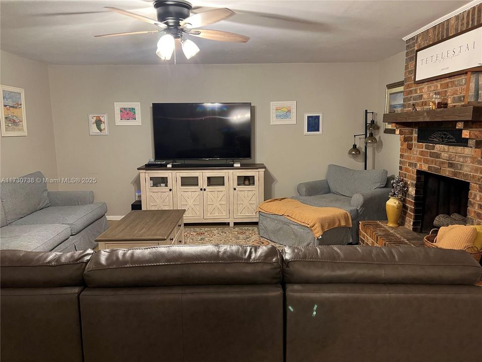 En Venta: $349,000 (3 camas, 2 baños, 1685 Pies cuadrados)