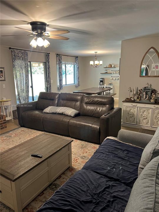 En Venta: $349,000 (3 camas, 2 baños, 1685 Pies cuadrados)