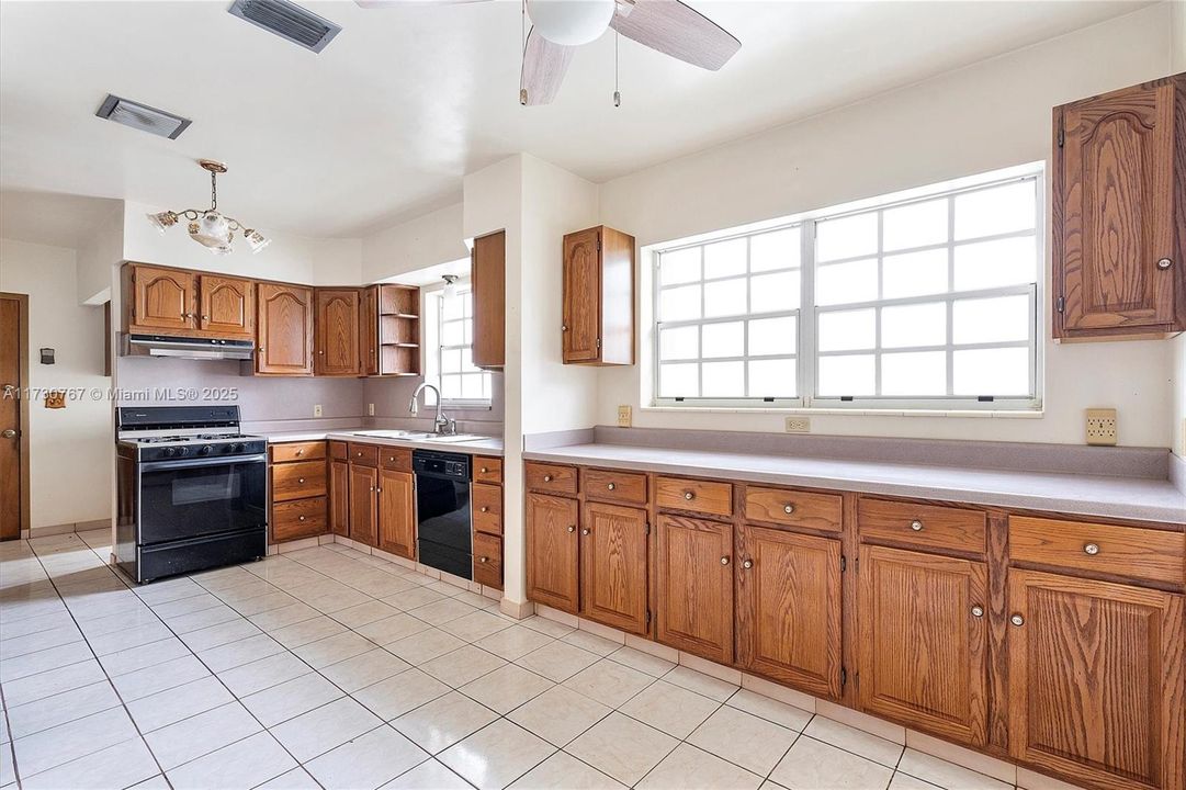 For Sale: $1,499,000 (3 beds, 2 baths, 1682 Square Feet)