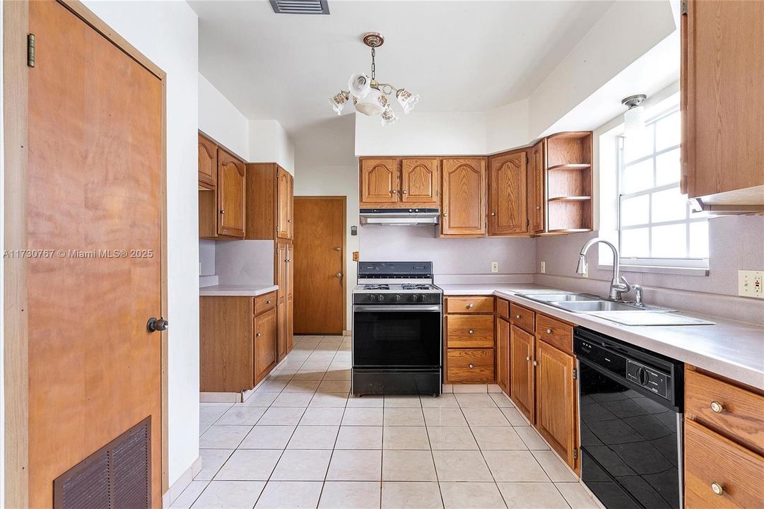 For Sale: $1,499,000 (3 beds, 2 baths, 1682 Square Feet)