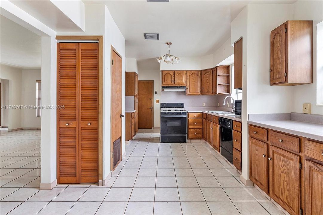 For Sale: $1,499,000 (3 beds, 2 baths, 1682 Square Feet)