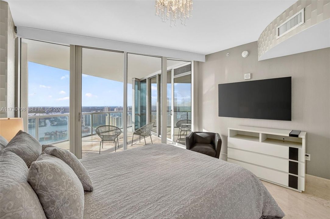 For Sale: $2,950,000 (3 beds, 3 baths, 1933 Square Feet)