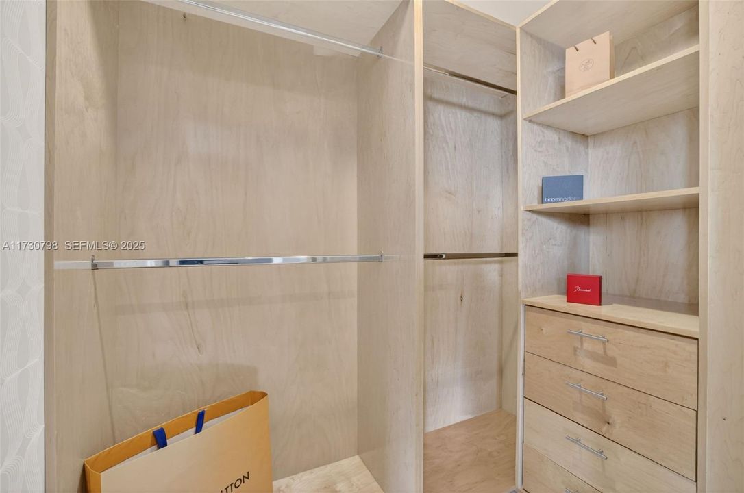 For Sale: $2,950,000 (3 beds, 3 baths, 1933 Square Feet)