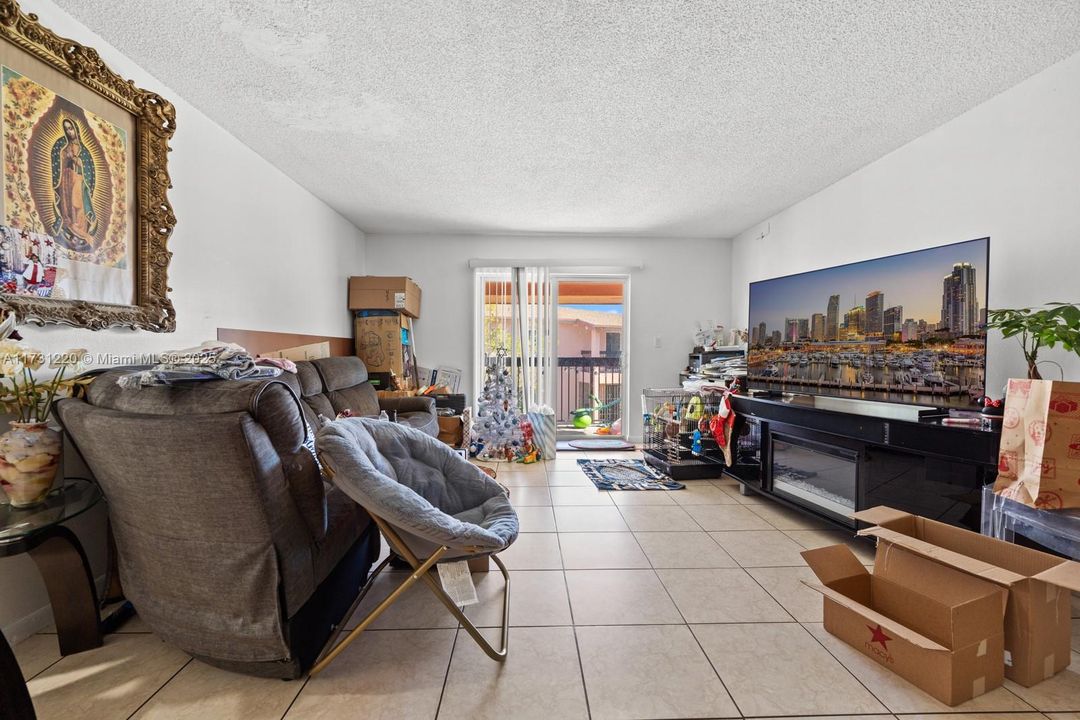 待售: $275,000 (3 贝兹, 2 浴室, 1085 平方英尺)