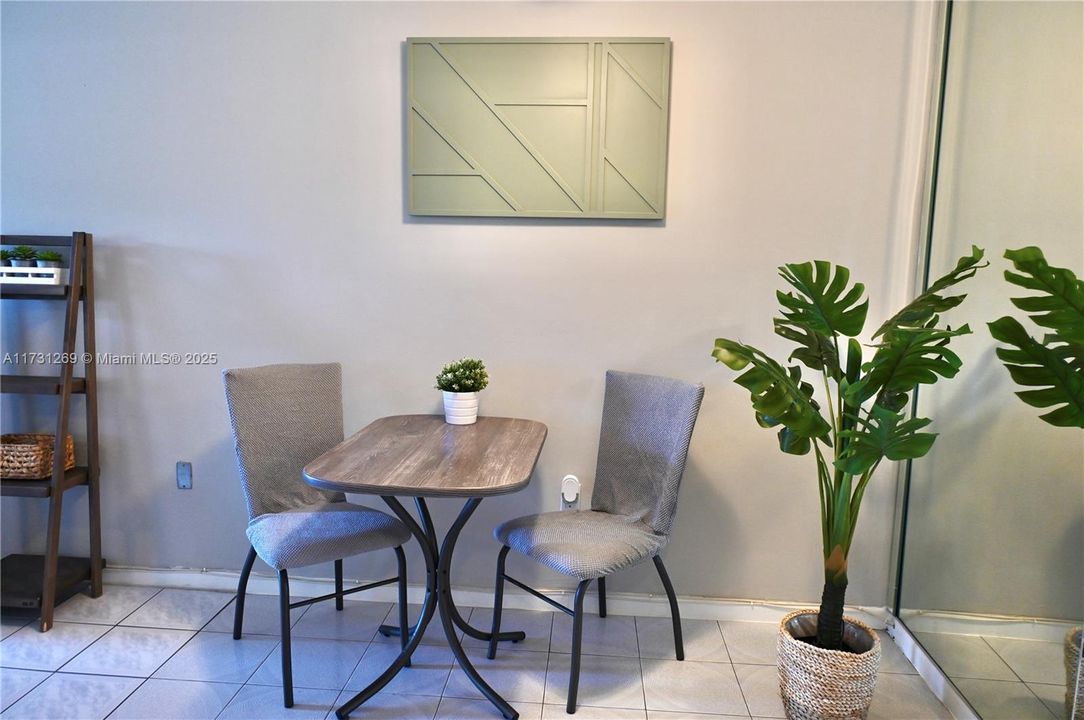 最近售出: $75,000 (1 贝兹, 1 浴室, 620 平方英尺)