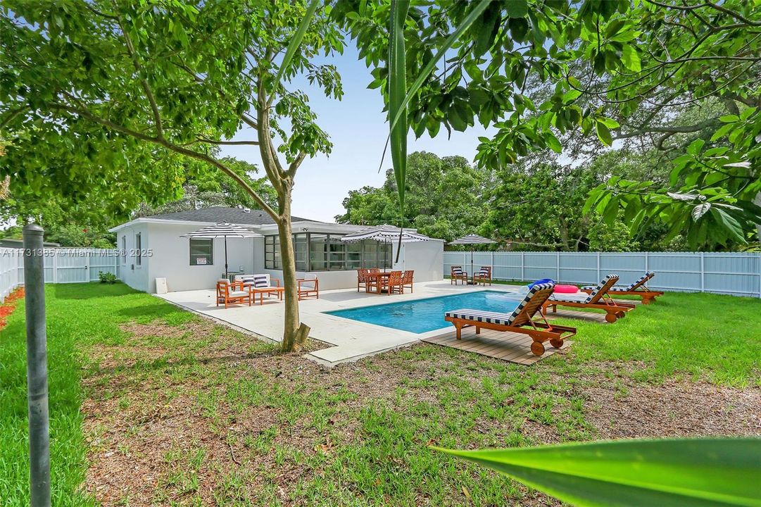 For Sale: $735,000 (4 beds, 2 baths, 1387 Square Feet)