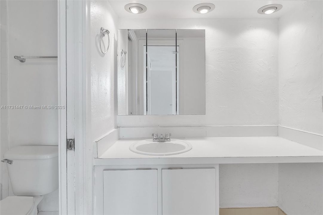 合同活跃: $235,000 (2 贝兹, 1 浴室, 1056 平方英尺)