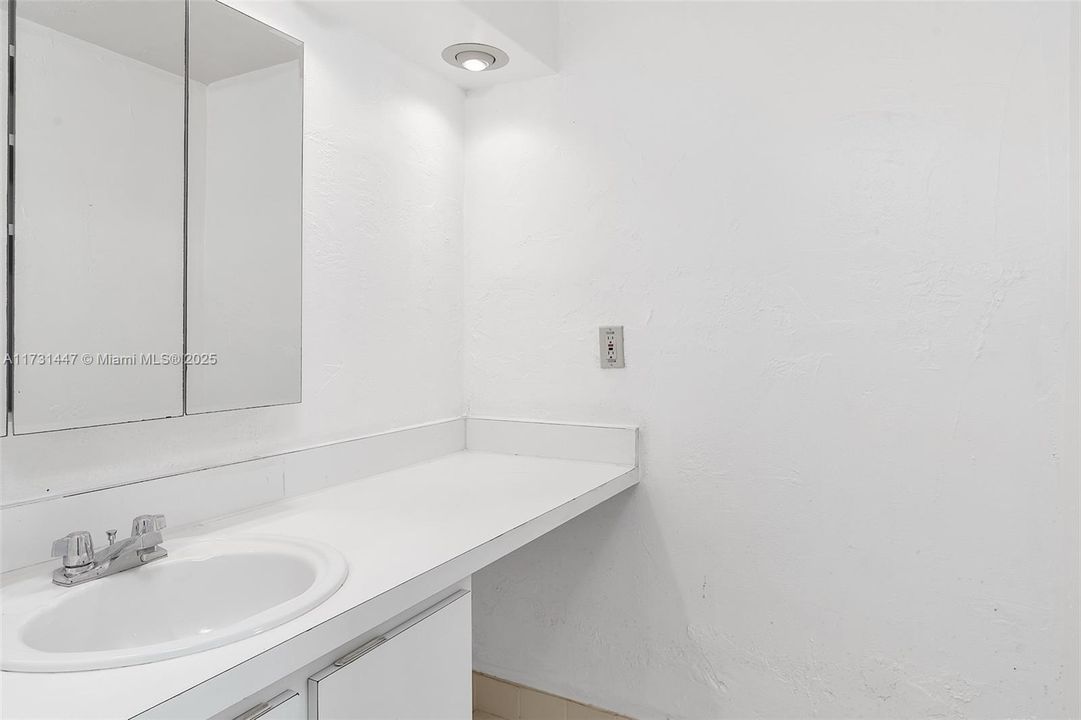 合同活跃: $235,000 (2 贝兹, 1 浴室, 1056 平方英尺)