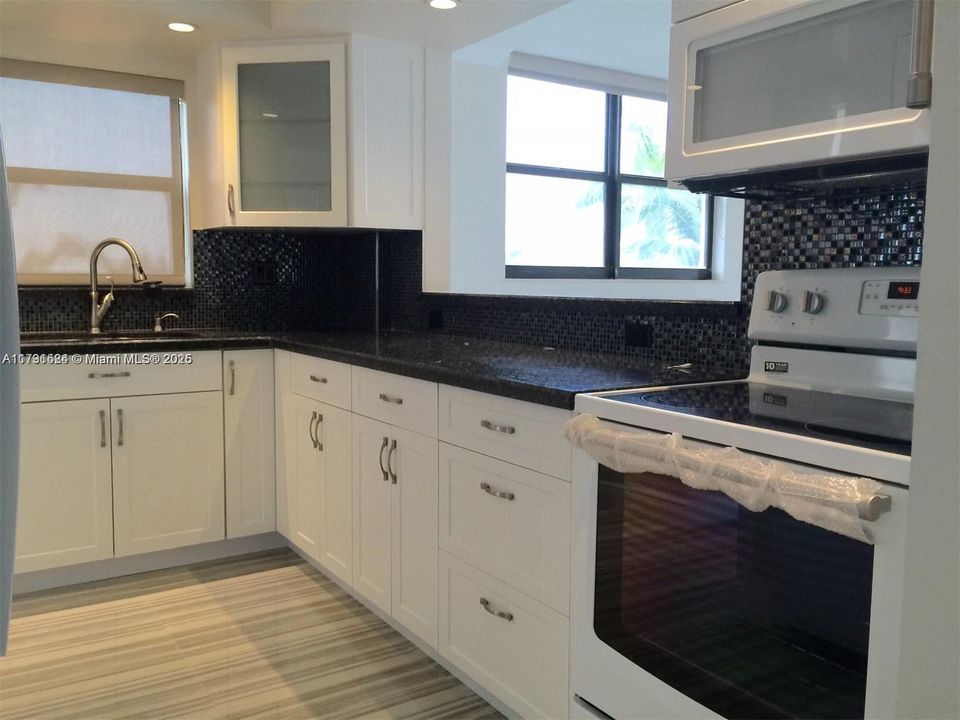 For Sale: $444,000 (2 beds, 2 baths, 1217 Square Feet)