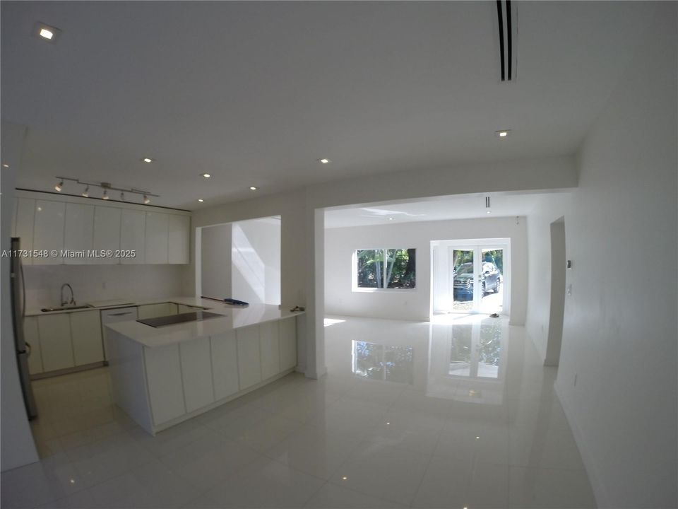 Recientemente alquilado: $6,500 (6 camas, 4 baños, 3015 Pies cuadrados)