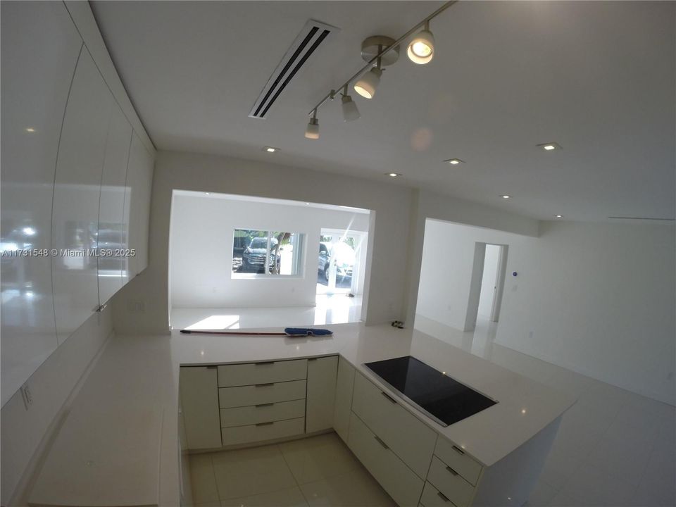 Recientemente alquilado: $6,500 (6 camas, 4 baños, 3015 Pies cuadrados)