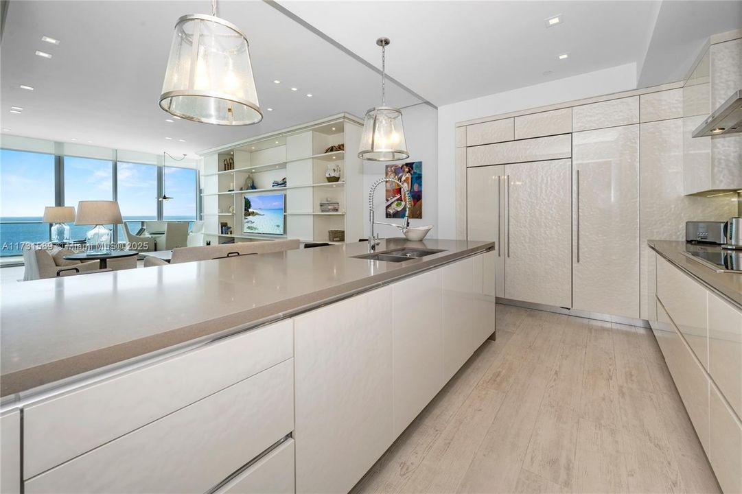 На продажу: $3,750,000 (2 спален, 4 ванн, 2703 Квадратных фут)