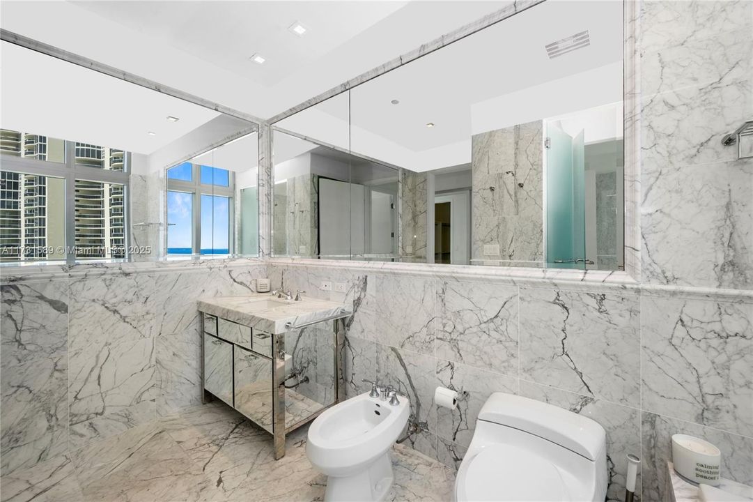 На продажу: $3,750,000 (2 спален, 4 ванн, 2703 Квадратных фут)