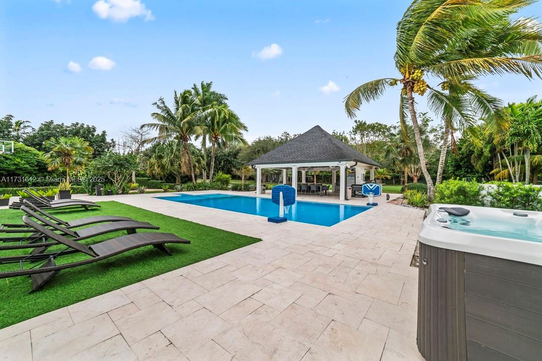 For Sale: $3,950,000 (5 beds, 6 baths, 3996 Square Feet)