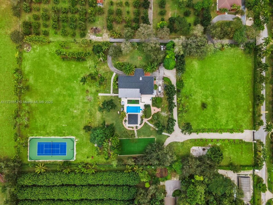 For Sale: $3,950,000 (5 beds, 6 baths, 3996 Square Feet)