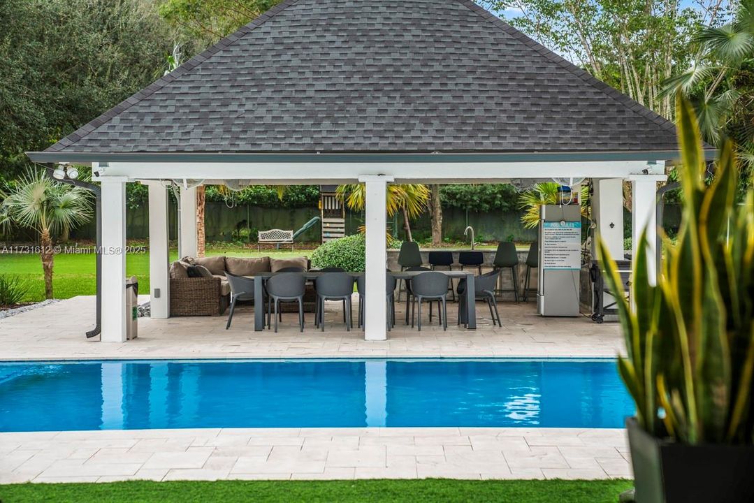 For Sale: $3,950,000 (5 beds, 6 baths, 3996 Square Feet)