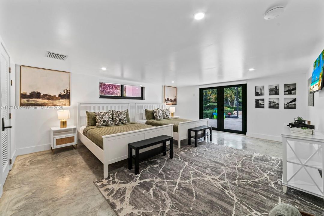 For Sale: $3,950,000 (5 beds, 6 baths, 3996 Square Feet)