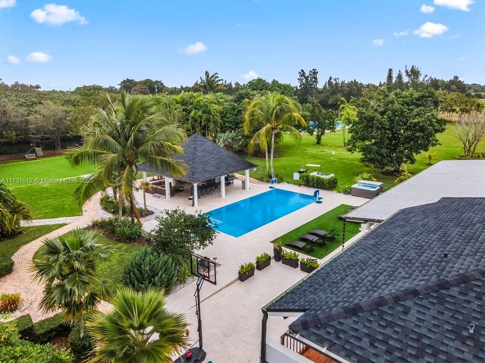 For Sale: $3,950,000 (5 beds, 6 baths, 3996 Square Feet)