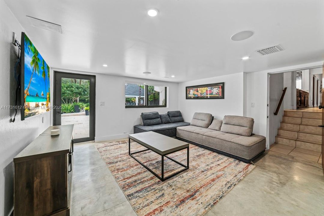 For Sale: $3,950,000 (5 beds, 6 baths, 3996 Square Feet)