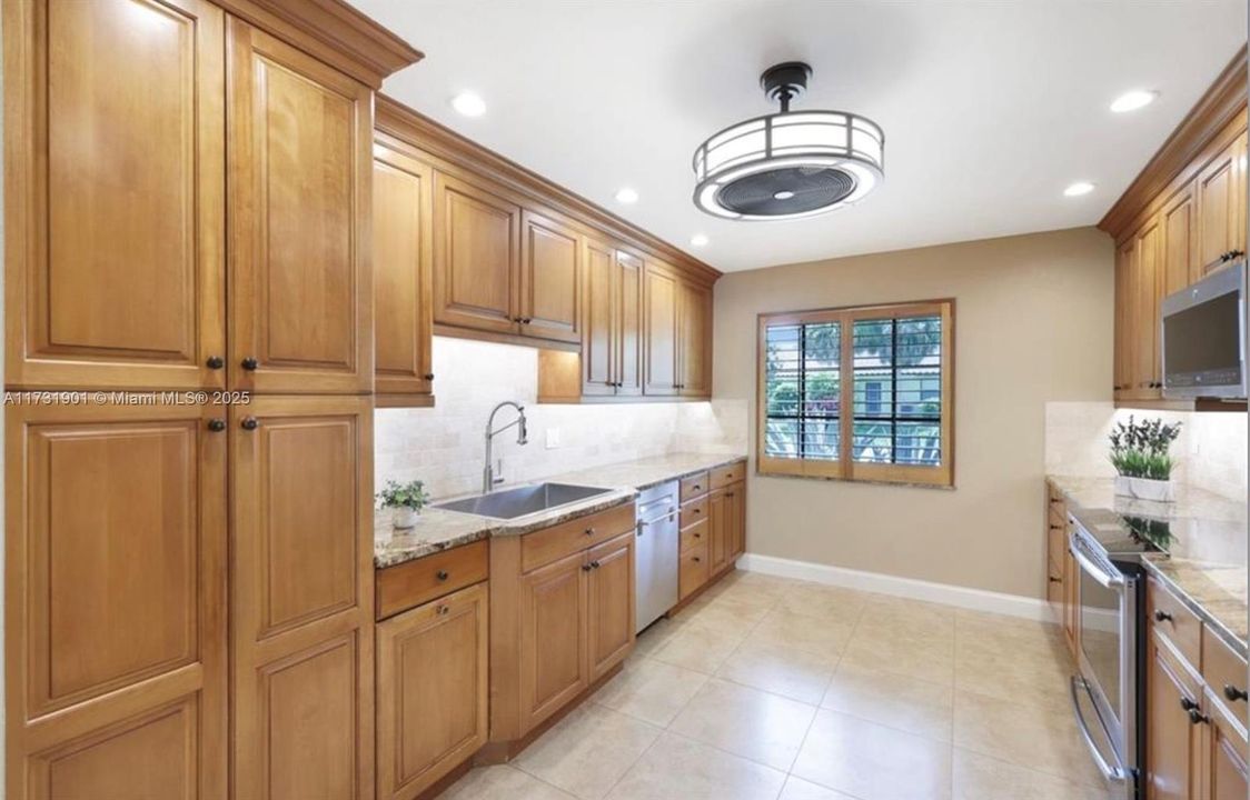 最近售出: $649,000 (3 贝兹, 2 浴室, 1702 平方英尺)