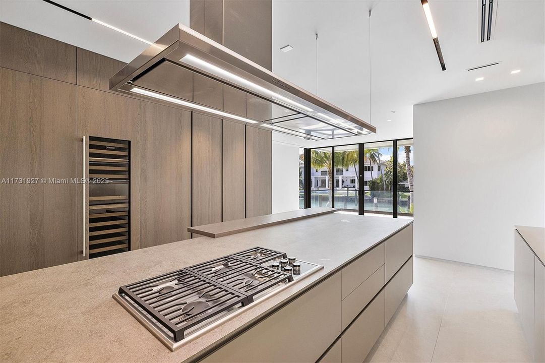 For Sale: $20,900,000 (6 beds, 8 baths, 7192 Square Feet)