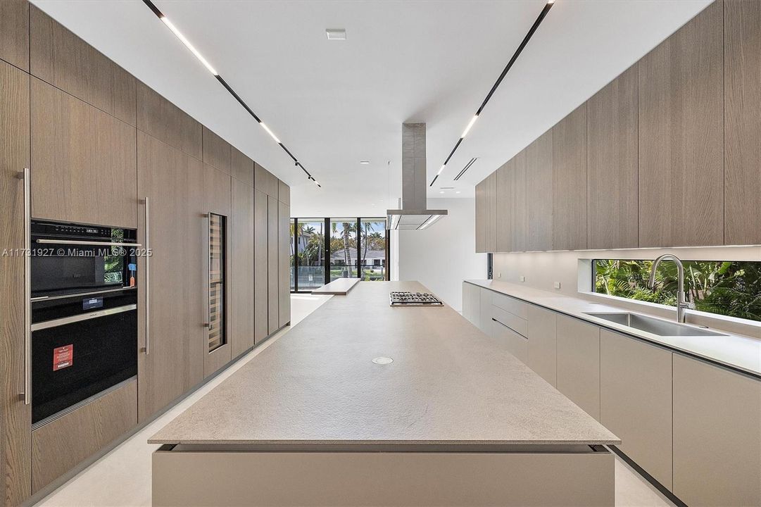 For Sale: $20,900,000 (6 beds, 8 baths, 7192 Square Feet)