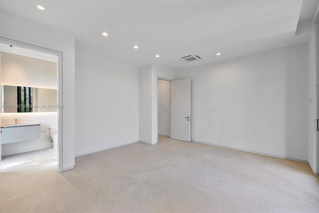 For Sale: $20,900,000 (6 beds, 8 baths, 7192 Square Feet)