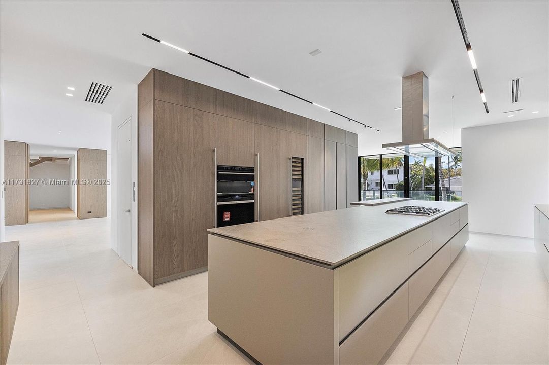 For Sale: $20,900,000 (6 beds, 8 baths, 7192 Square Feet)