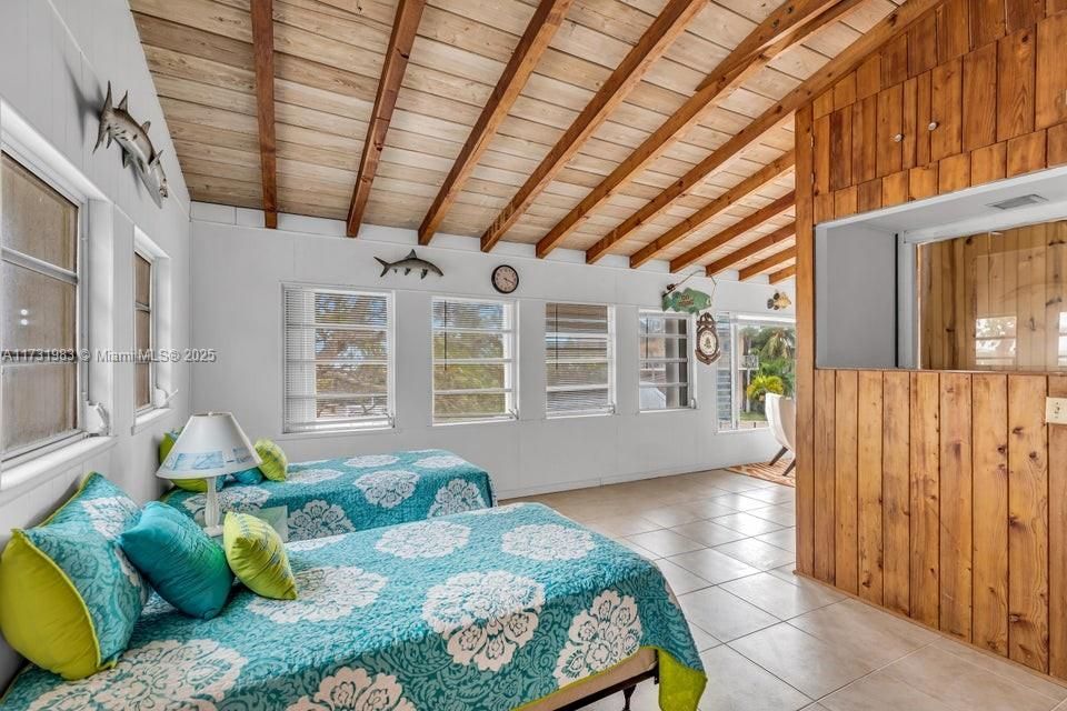 Recently Sold: $999,000 (2 beds, 1 baths, 1000 Square Feet)