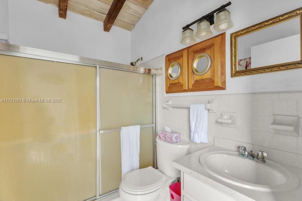 Recently Sold: $999,000 (2 beds, 1 baths, 1000 Square Feet)