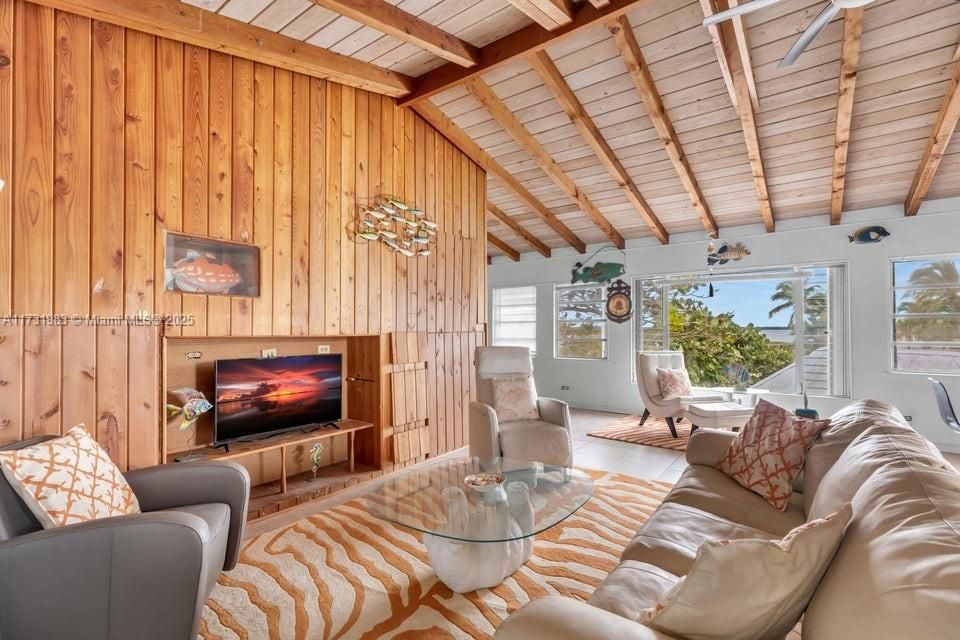 Recently Sold: $999,000 (2 beds, 1 baths, 1000 Square Feet)