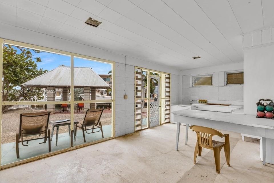 Recently Sold: $999,000 (2 beds, 1 baths, 1000 Square Feet)