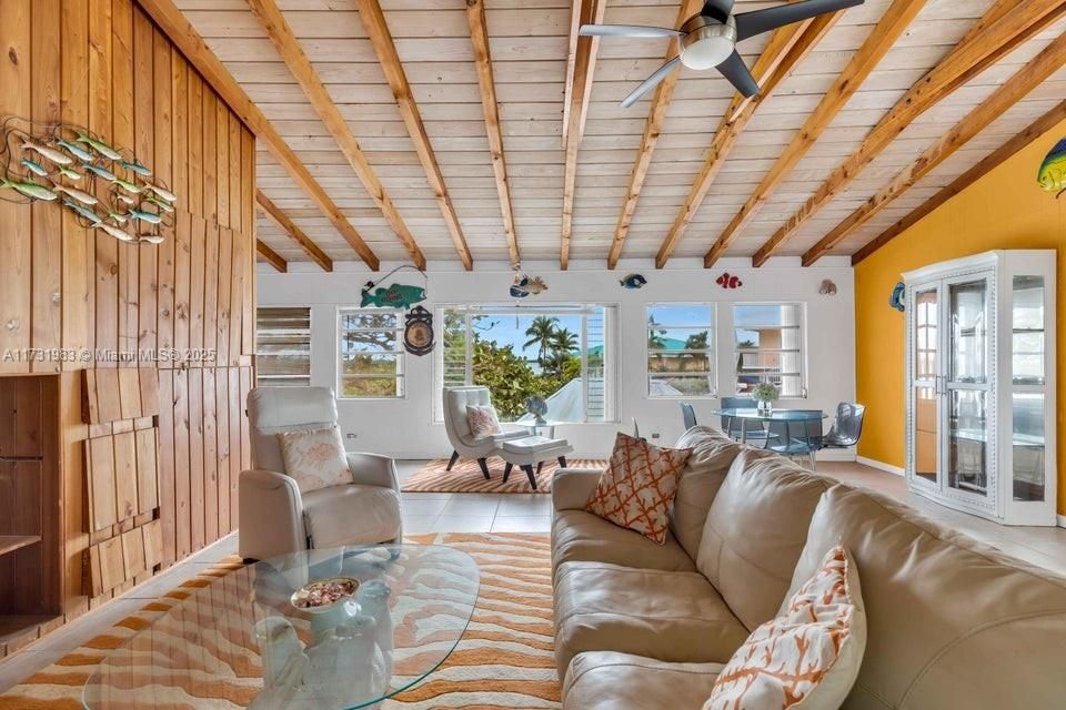 Recently Sold: $999,000 (2 beds, 1 baths, 1000 Square Feet)