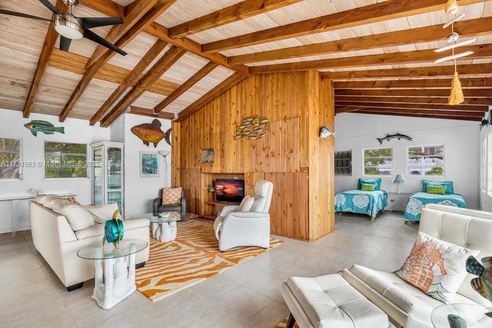 Recently Sold: $999,000 (2 beds, 1 baths, 1000 Square Feet)