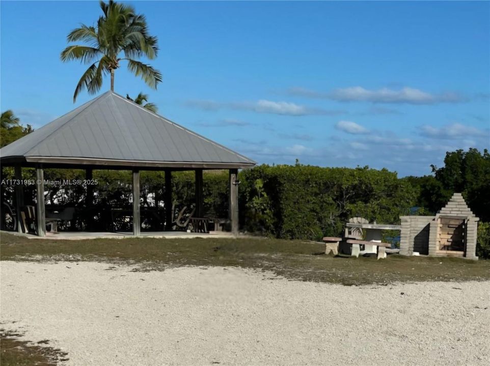 Recently Sold: $999,000 (2 beds, 1 baths, 1000 Square Feet)