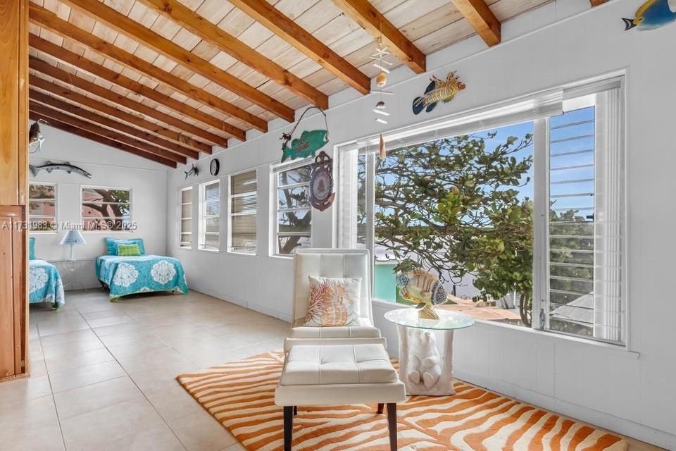 Recently Sold: $999,000 (2 beds, 1 baths, 1000 Square Feet)